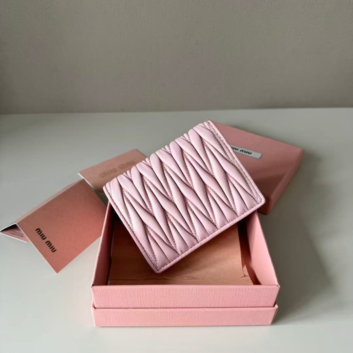 미우 미우 마테라쎄 나파 레더 카드 반지갑 알라바스터 핑크 상품이미지2