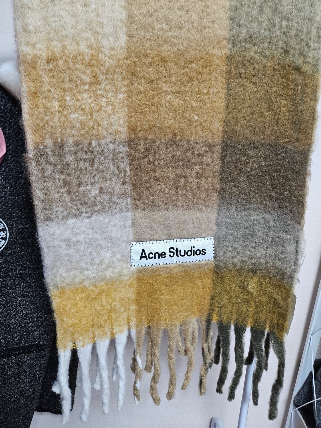 아크네 모헤어 체크 머플러 상품이미지1