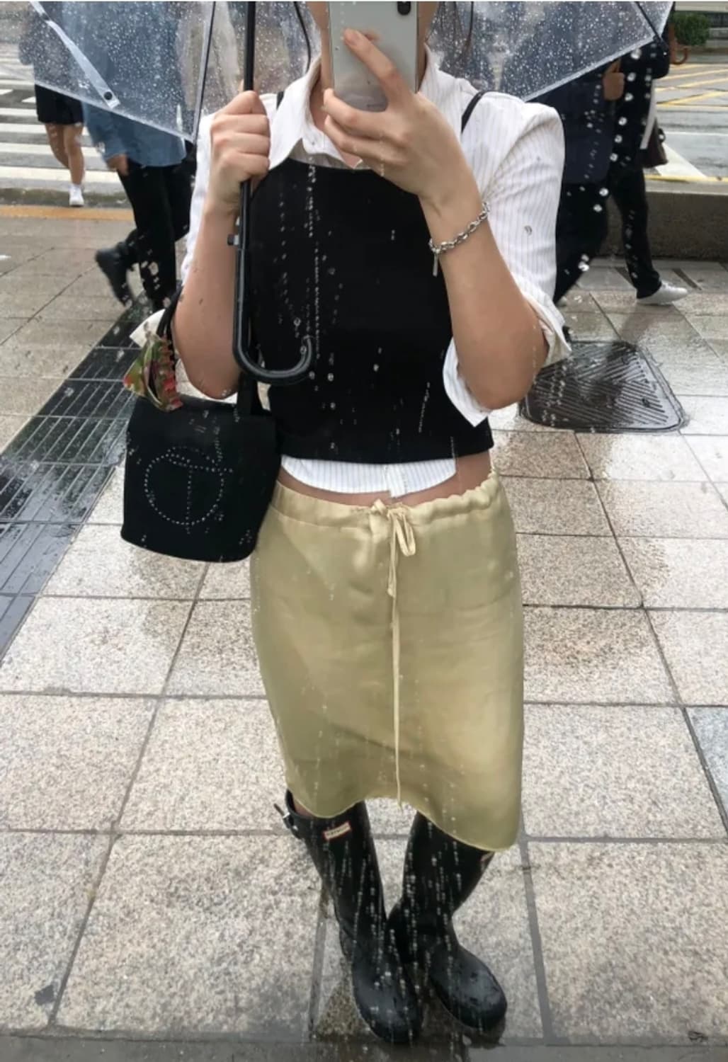 새틴 로우라이즈 실키 미디스커트 상품이미지1