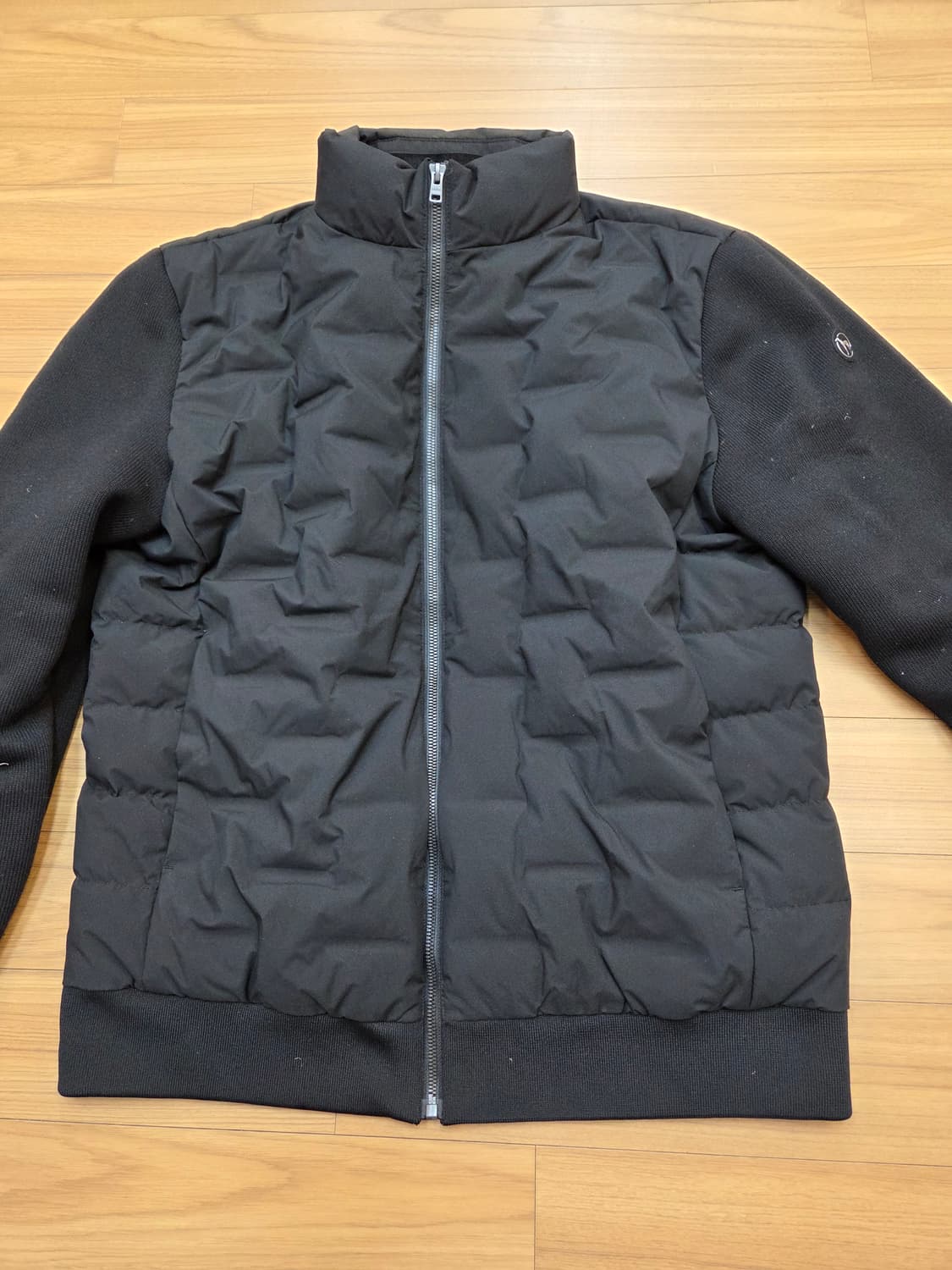 아다바트 남성 니트 패딩 점퍼 105사이즈입니다. 몸통은 패딩으로 되어있 상품이미지1