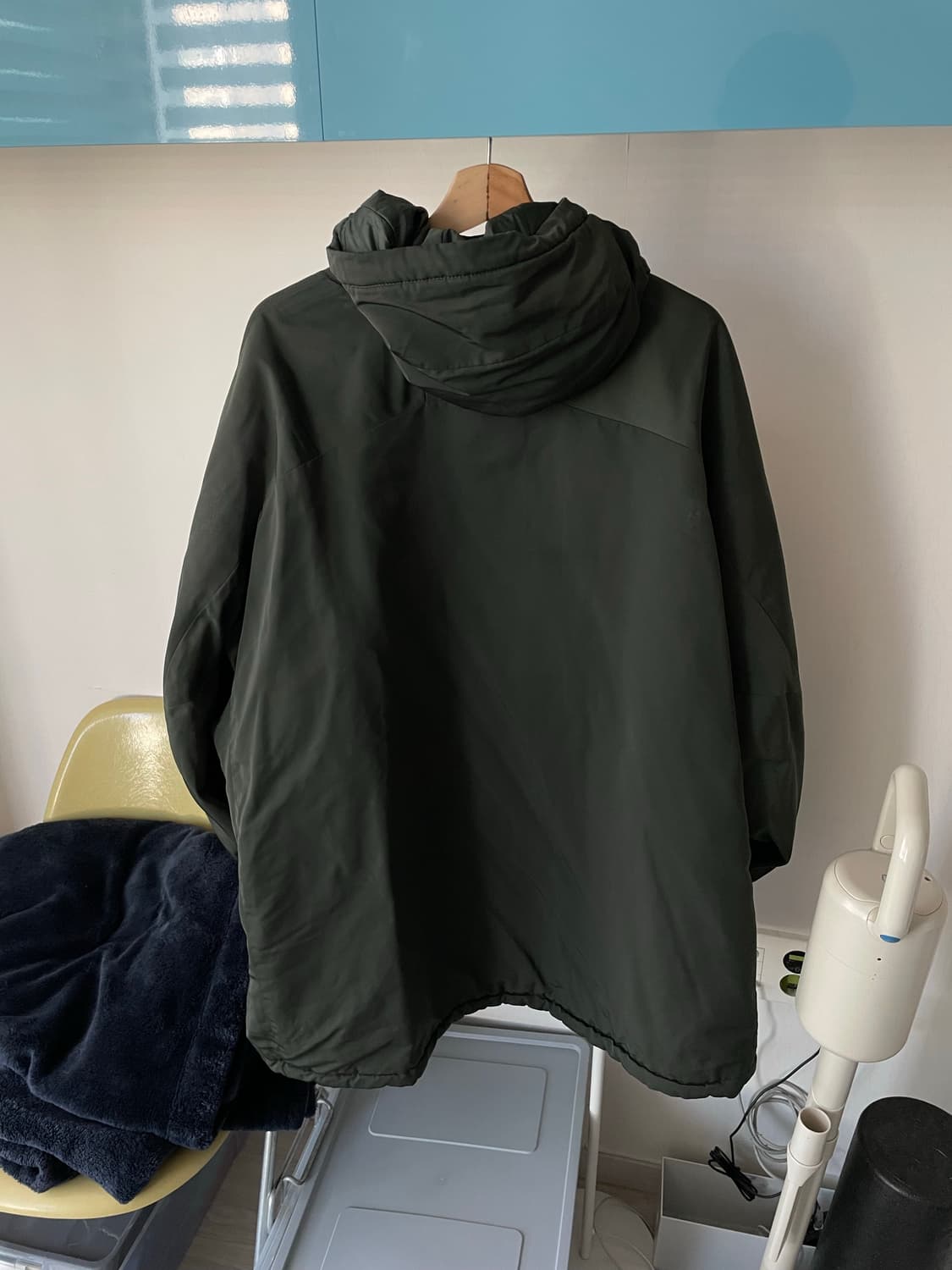 유니클로 화이트마운티니어링 하이브리드 다운 오바사이즈 파카 다크그린 상품이미지2