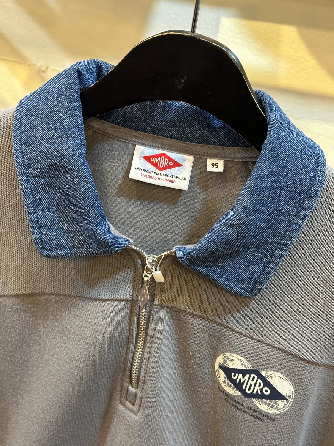 엄브로 하프집업 데님 카라 맨투맨 상품이미지3