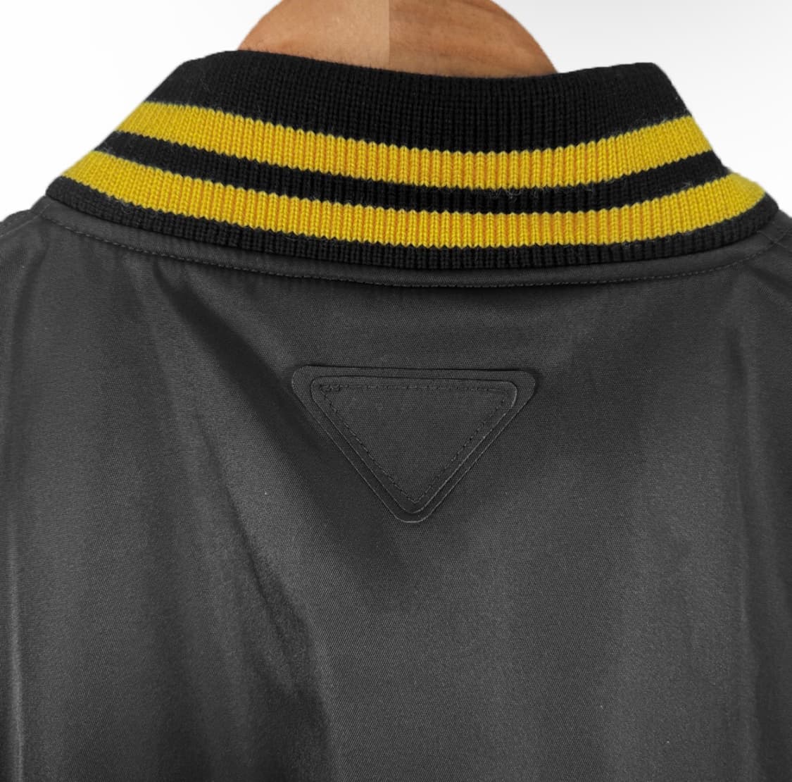 [L] 프라다 남성 로고 패치 리나일론 바시티 봄버 자켓 블랙 상품이미지7