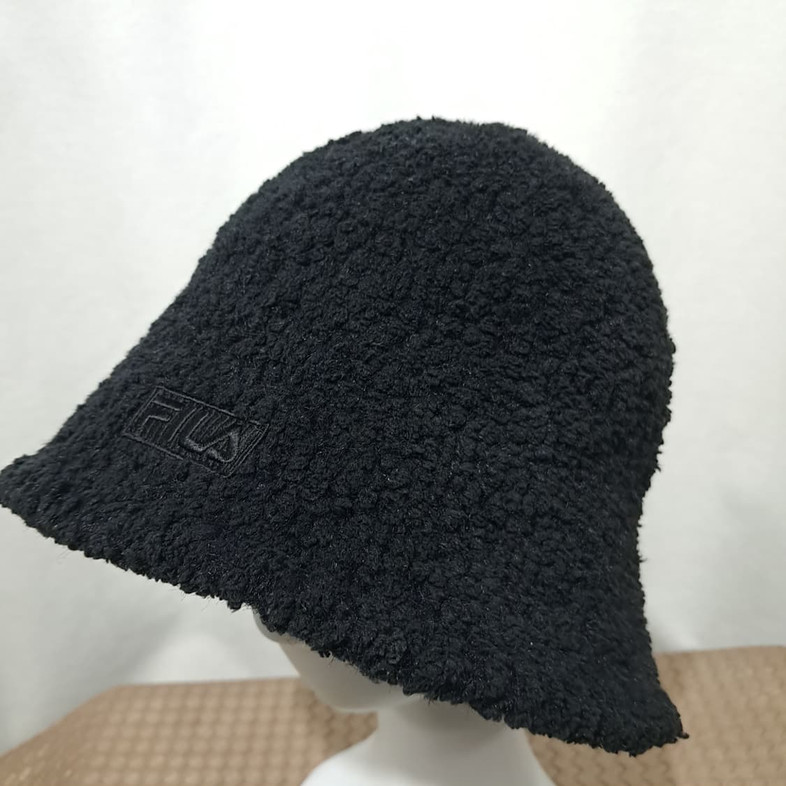 휠라 블랙 뽀글이 후리스 톤온톤 로고 자수 벙거지 햇 P2019 상품이미지1