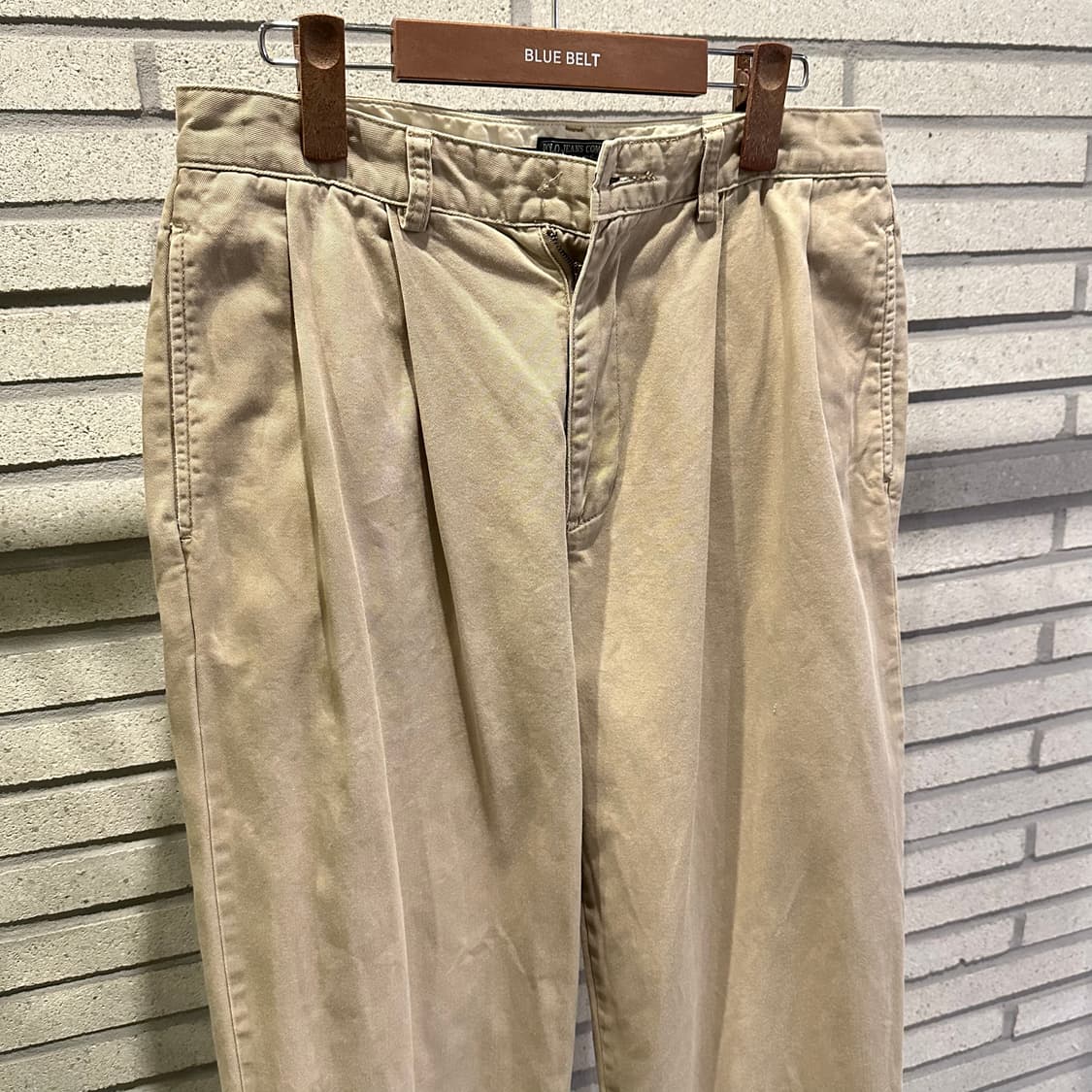 폴로진스 투턱 스트레이트 치노팬츠 후면패치 디테일 베이지 상품이미지4