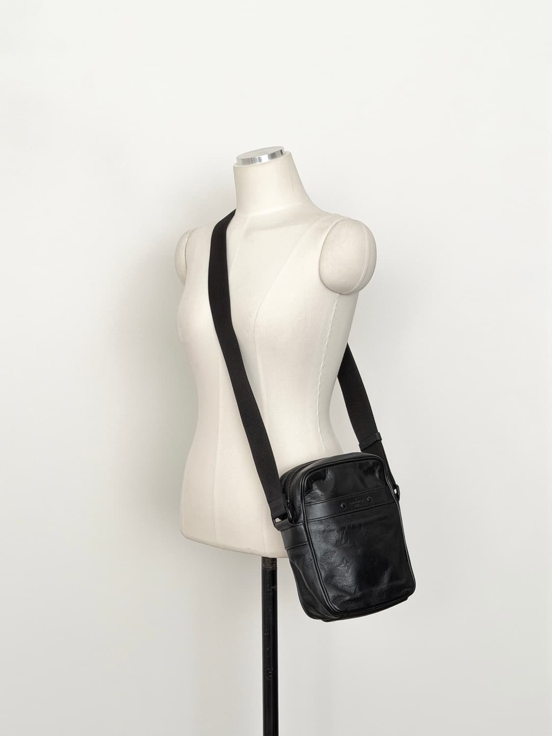 루이비통 모노그램 다뉴브 PM 크로스백 상품이미지2