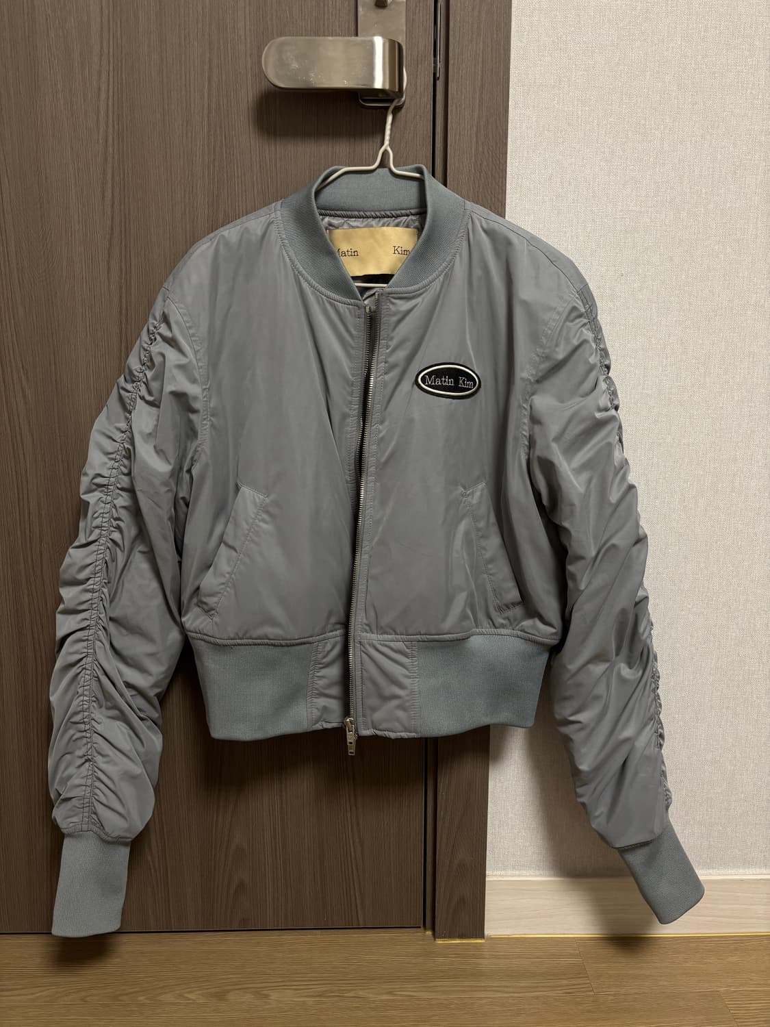 마뗑킴 슬리브 스티치 셔링 MA-1 점퍼 그레이 상품이미지1