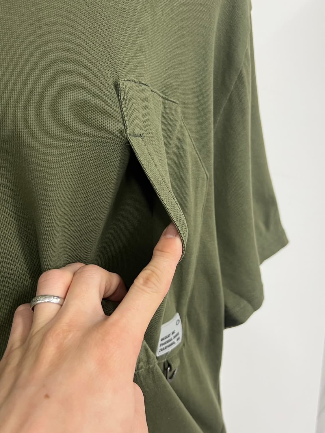 오클리 레귤러핏 올리브 카키 포켓 반팔 티셔츠 상품이미지4