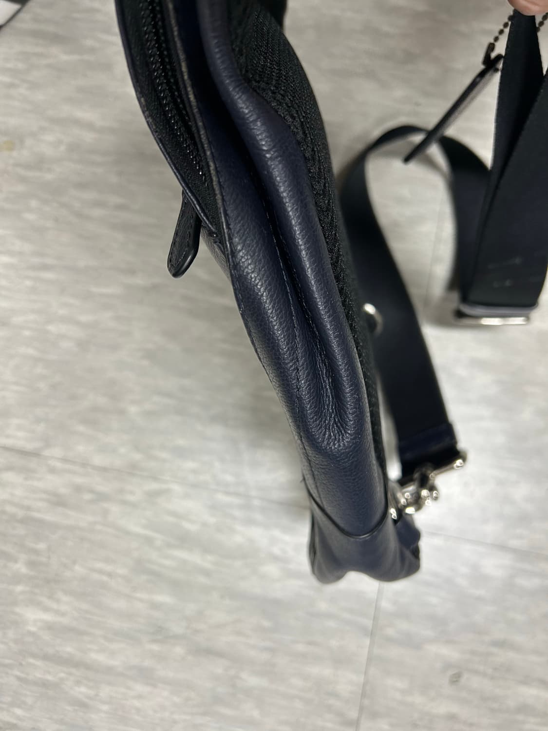 코치 네이비 가죽 슬링백 상품이미지9