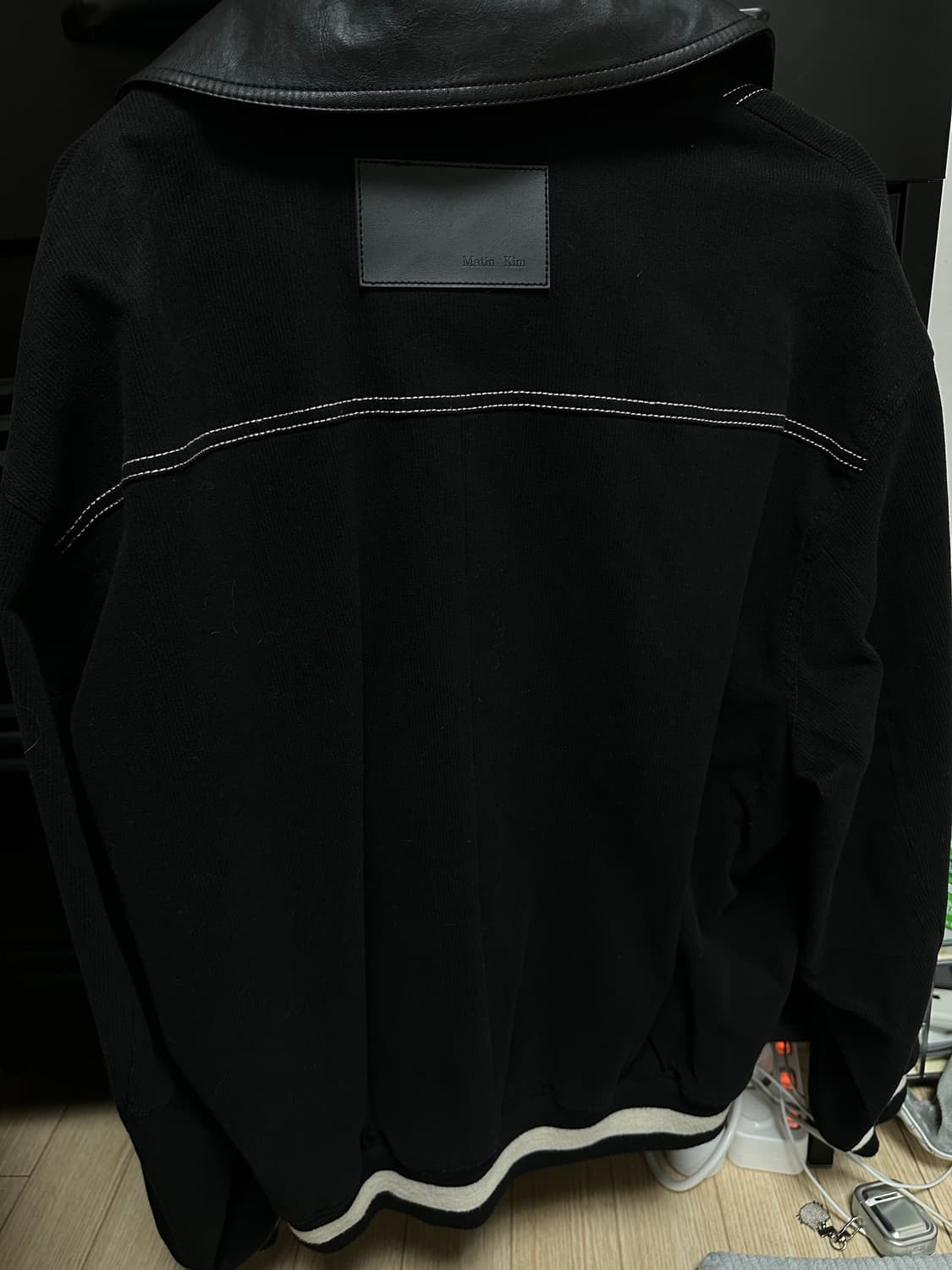 마뗑킴 라운드 스티치 바시티 점퍼 인 블랙 (공용) 상품이미지6