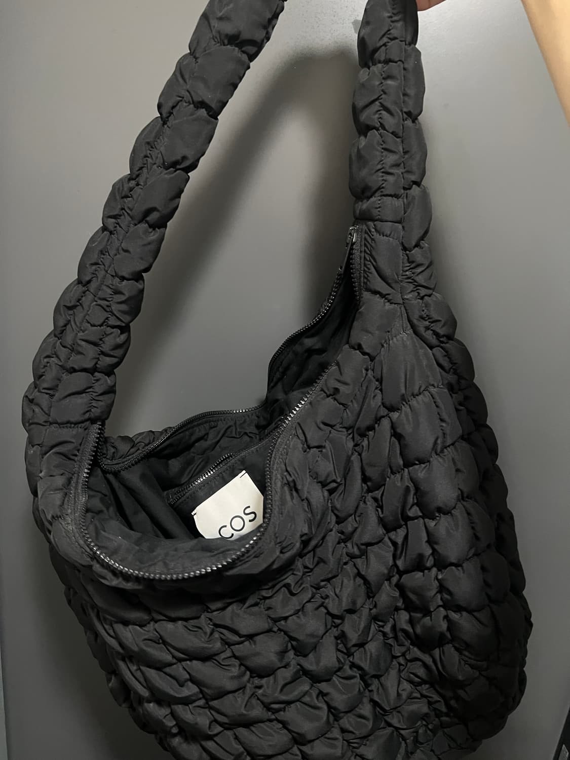 코스 퀼티드 오버사이즈 숄더백 블랙 상품이미지1