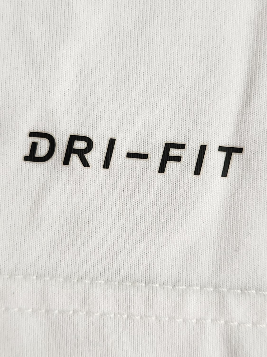 나이키 드라이핏 화이트 반팔 티셔츠 사이즈M

오염 하자없이 깨끗해요^^ 상품이미지2