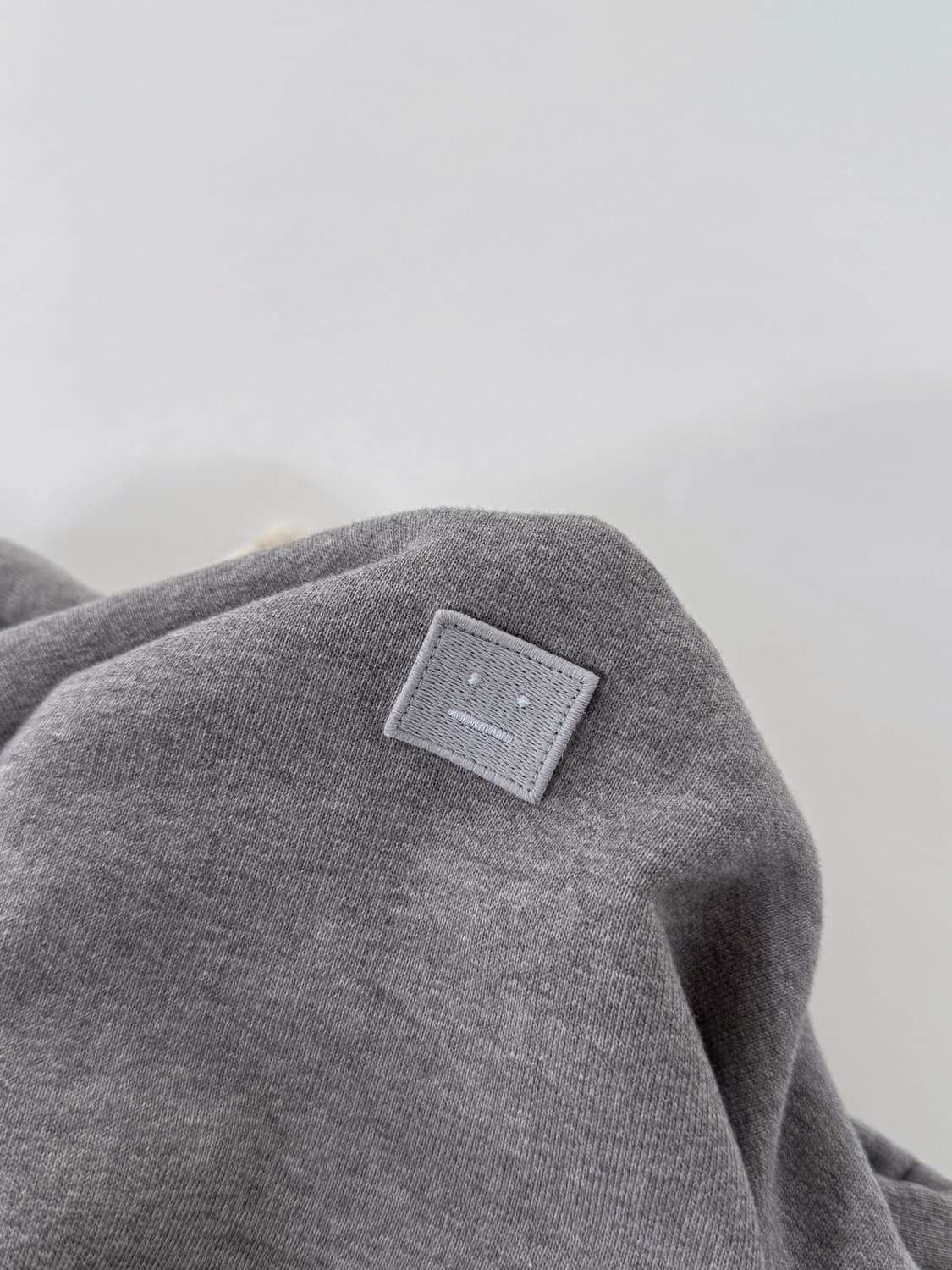 아크네스튜디오 오버사이즈 멜란지 그레이 페이스 패치 로고 스웻 후드 상품이미지4
