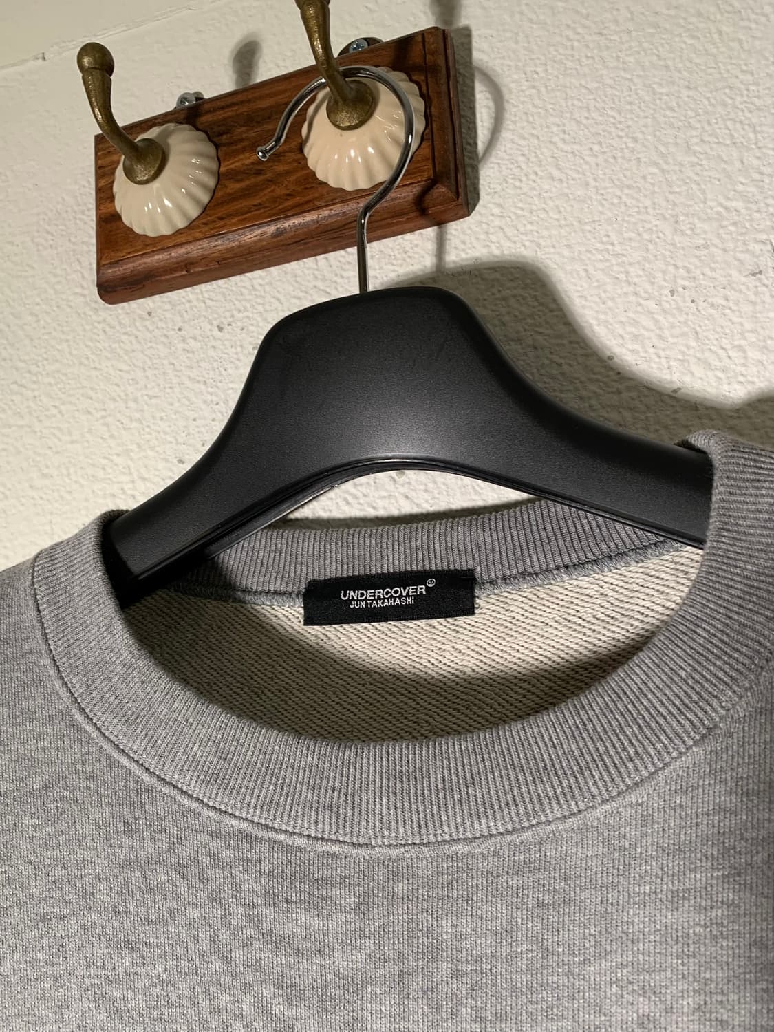 언더커버 기즈 로고 그레이 맨투맨 상품이미지2