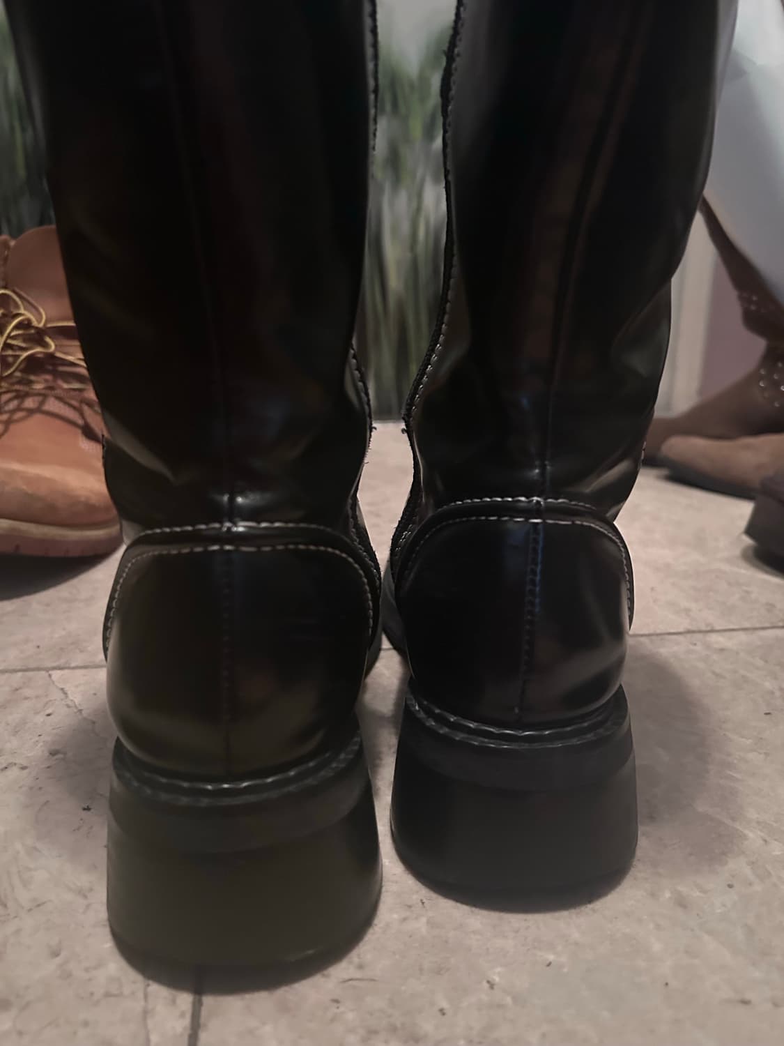 ATT 에이티티 스티치 라인 스퀘어 부츠 블랙 엔믹스 스테이씨 착용 상품이미지7