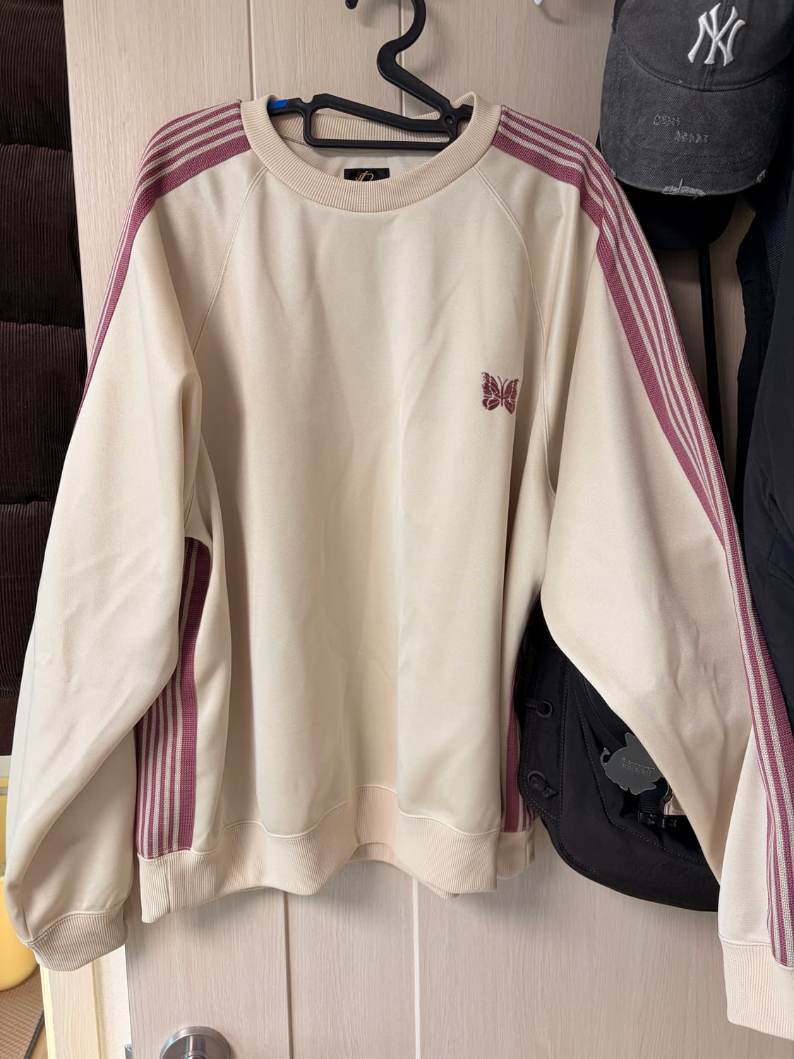 니들스 트랙 크루넥 맨투맨 아이보리 상품이미지1