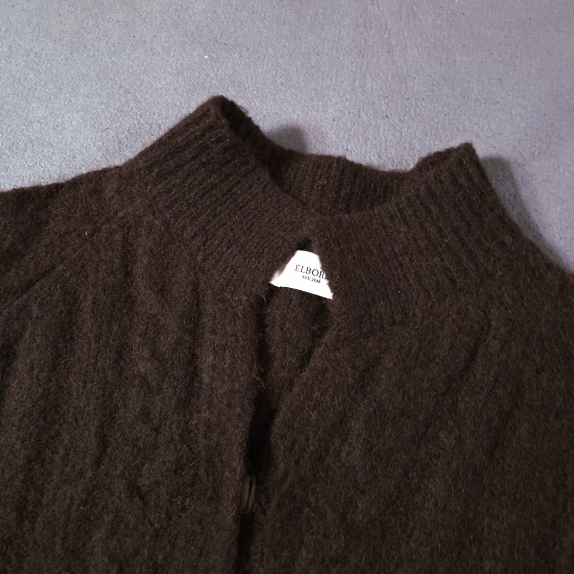 엘보른 딥브라운 알파카 가디건 상품이미지3