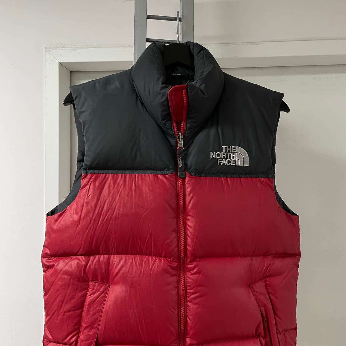 노스페이스 700 패딩 조끼 레드 85 상품이미지2