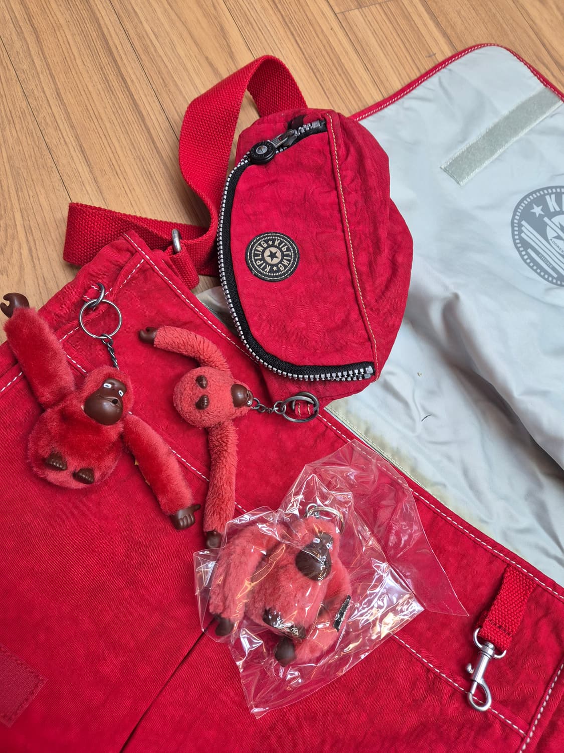 키플링 빨간색 크로스백 판매합니다. 몽키 키링 달려있어서 귀여워요. 가방 상품이미지3