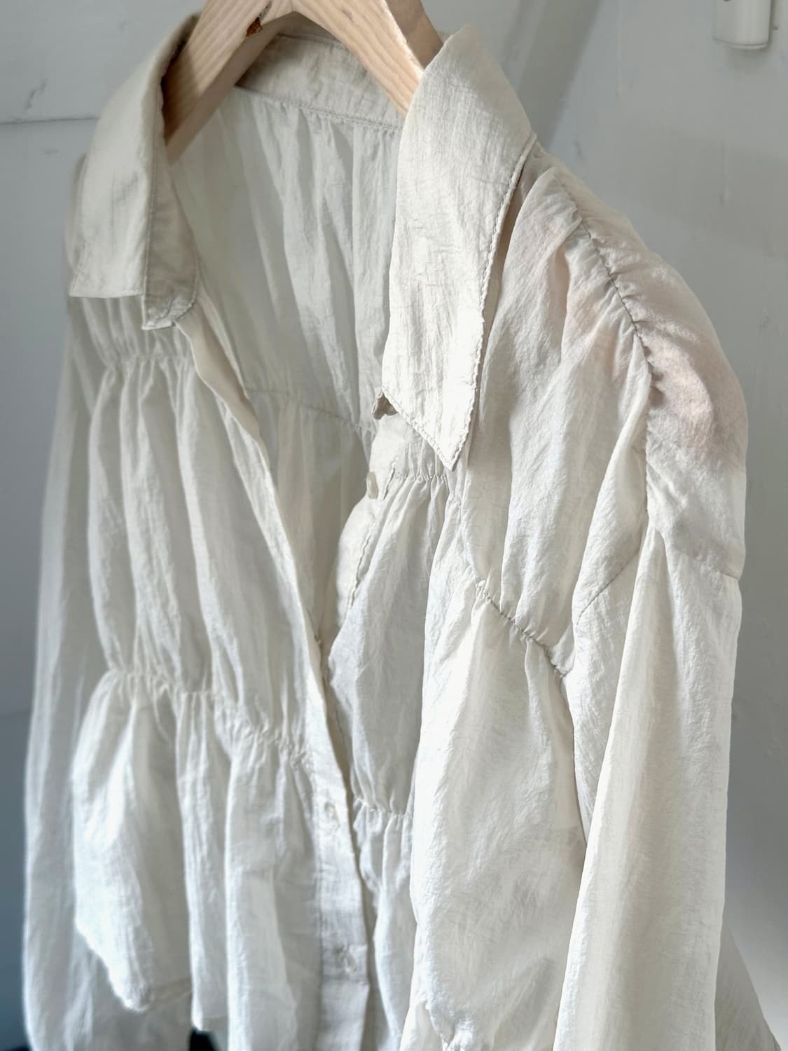 　 Sheer fabric design shirred blouse shi 상품이미지2