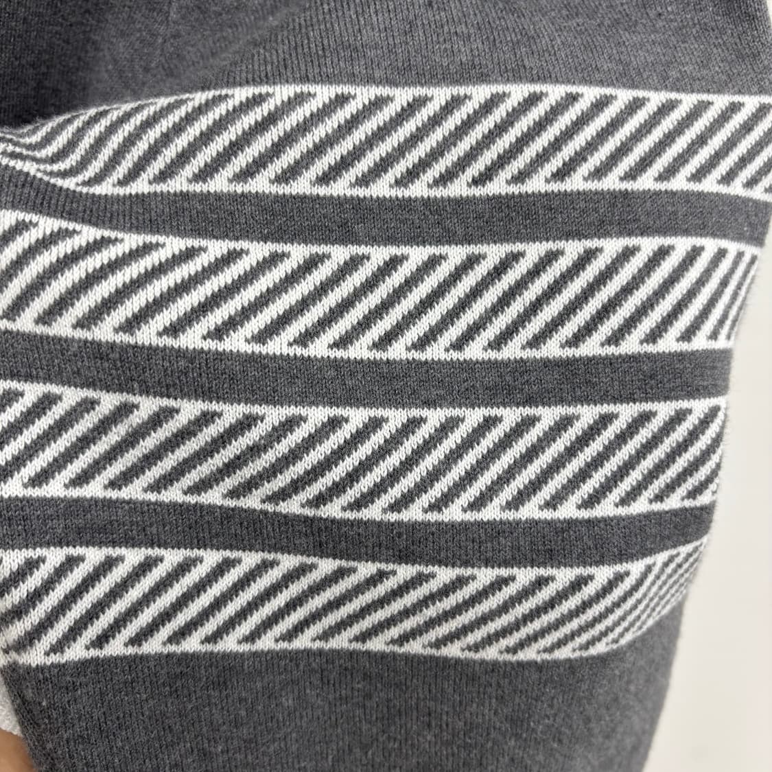 [5]톰브라운 사선완장 앵커 니트 상품이미지2