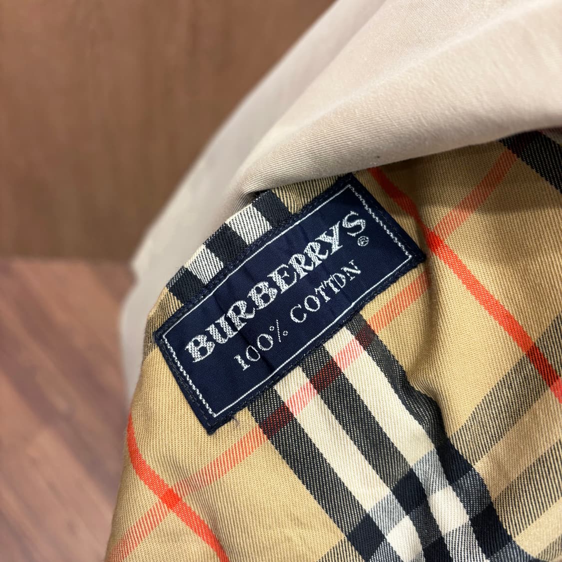 버버리 싱글 브레스티드 코트 노바 체크 안감 소매 스트랩 디테일 베이지 상품이미지7