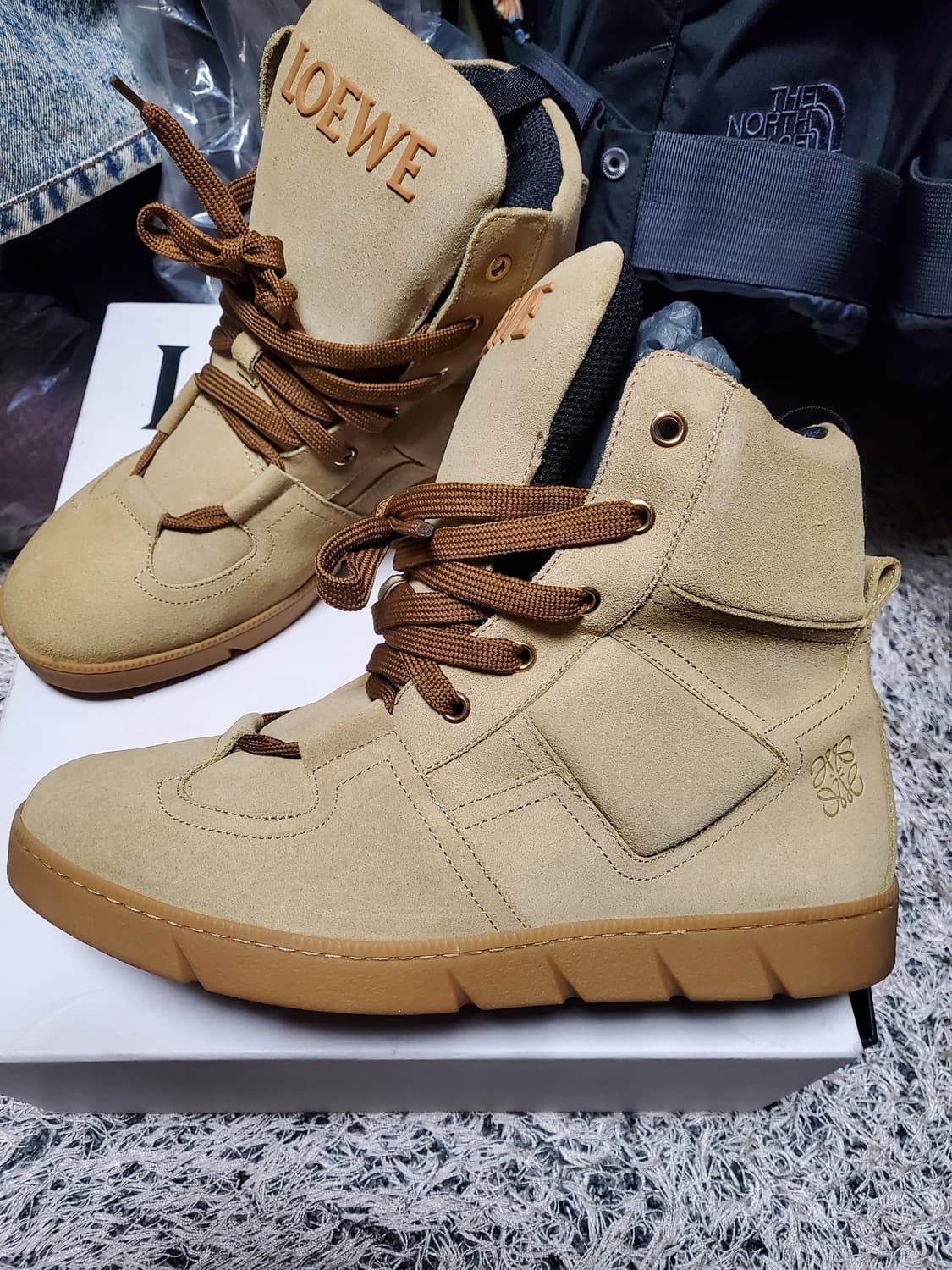 로에베 하이탑 스니커즈 베이지 디자인착샷참고 상품이미지1