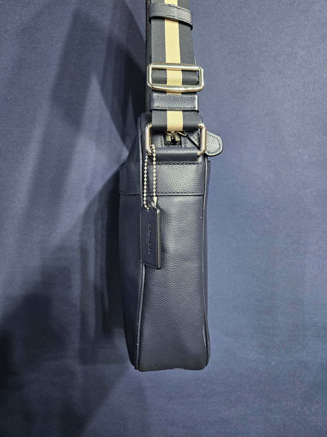 코치 네이비 남성 가죽 크로스백  상품이미지3