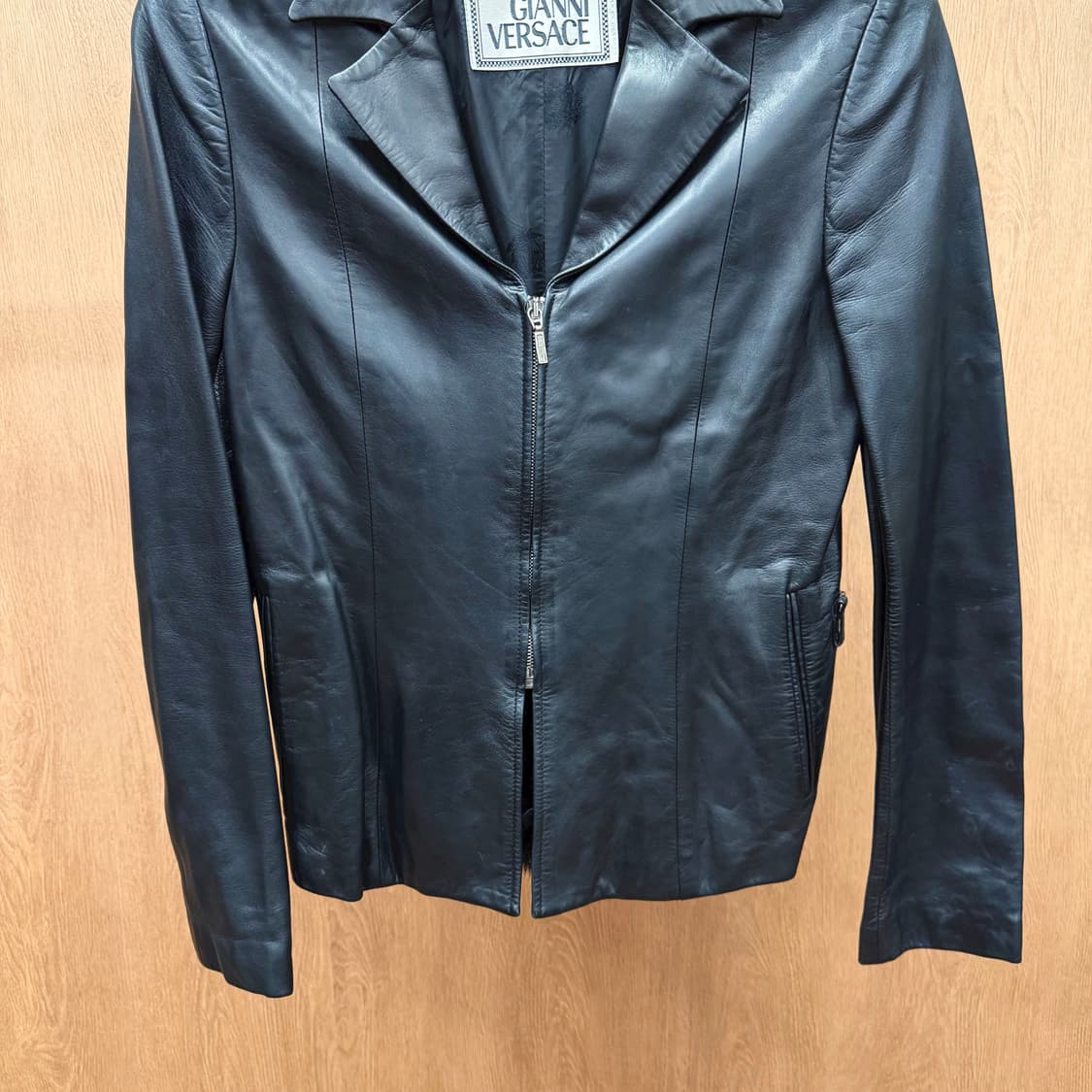 베르사체 슬림핏 레더 자켓 테일러드 카라 퍼 탈부착 포켓 디테일 블랙 상품이미지5
