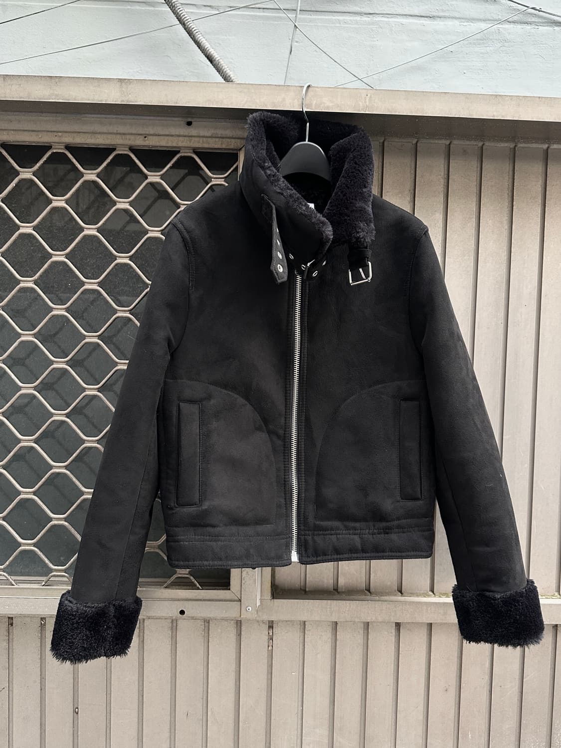 DIVIDED x H&M black fur buckle mustang 상품이미지1