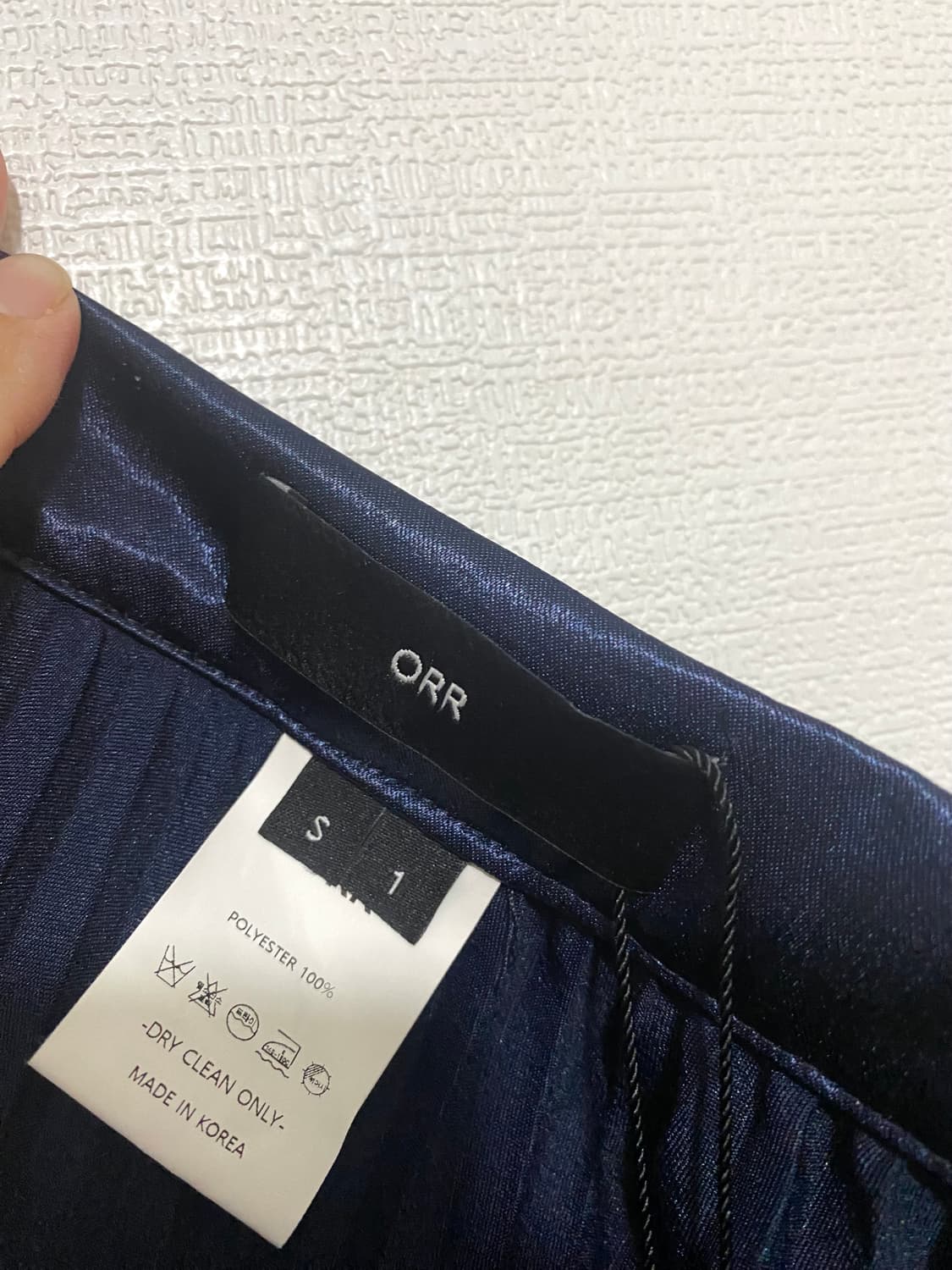 오르 네이비 플리츠 새틴 스커트  상품이미지4