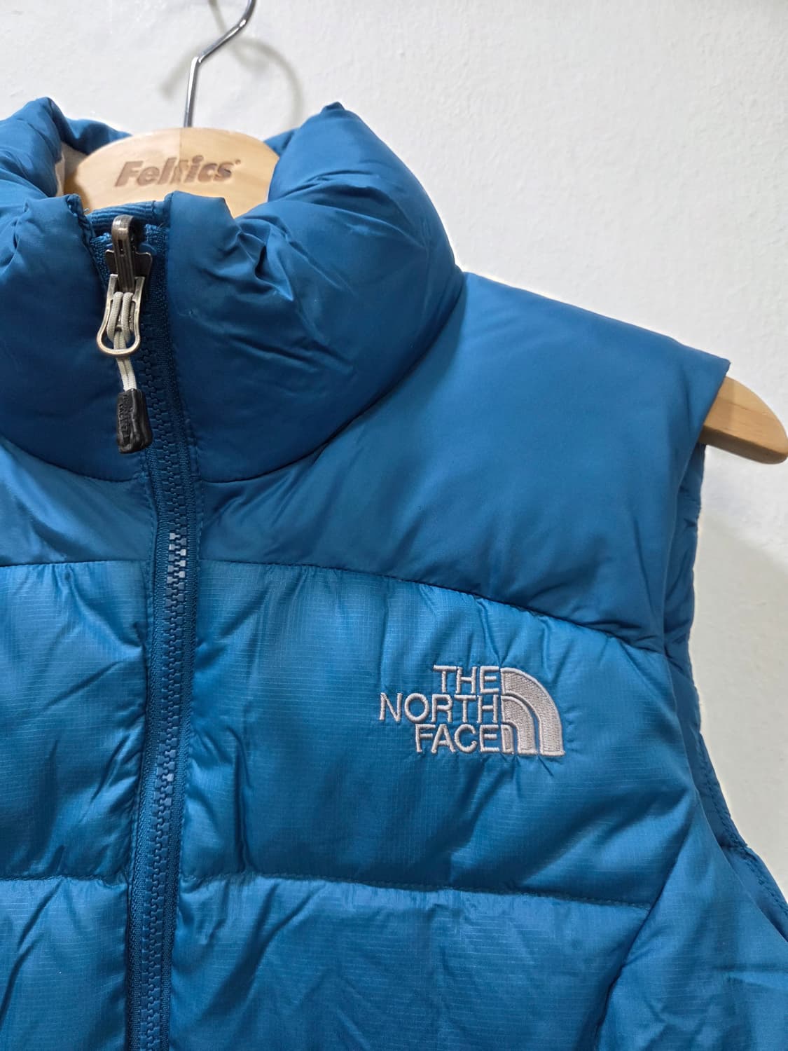 노스페이스 1211-9. 700 패딩 조끼 블루 80 쥬니어겸용 상품이미지2