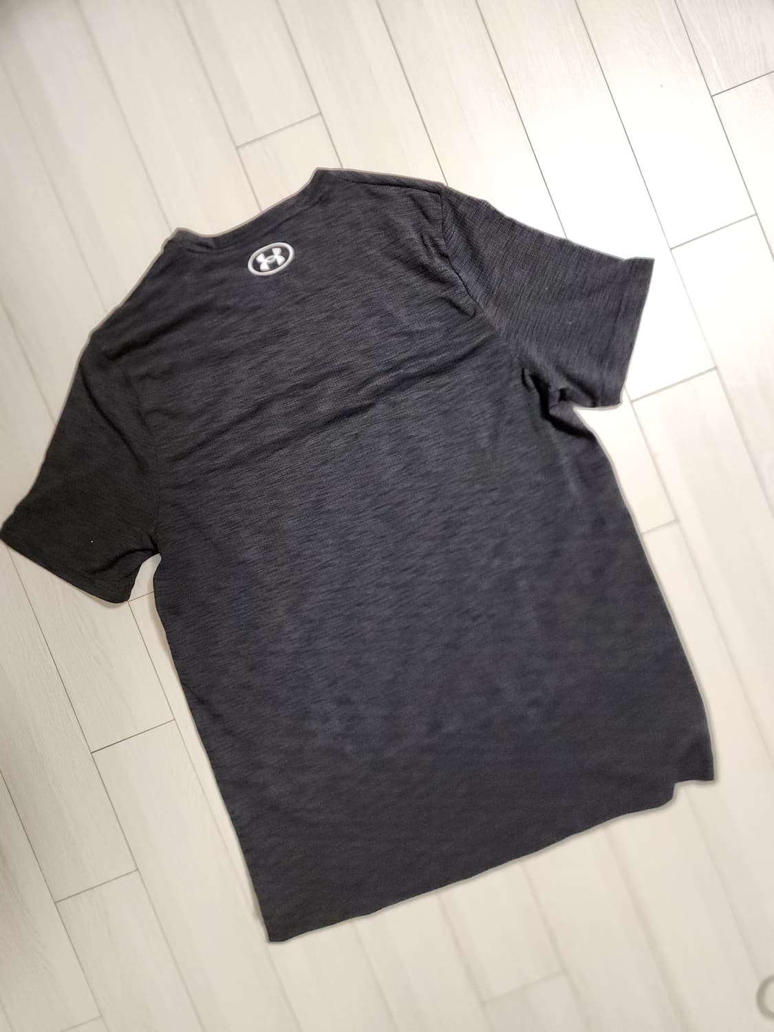 언더아머 기능성 반팔 티셔츠 블랙xl

오염 하자 없이 깨끗해요^^

세 상품이미지7