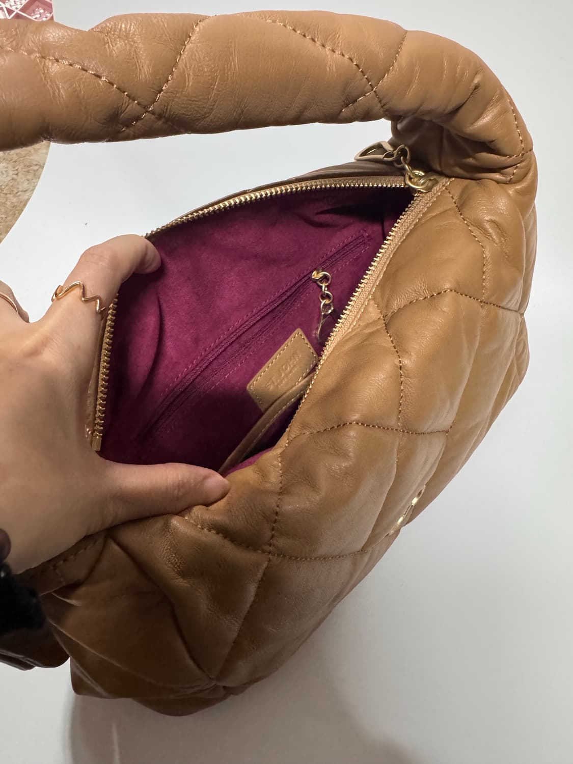 ST.JOHN 퀼팅 퍼프 호보백 브라운 상품이미지6