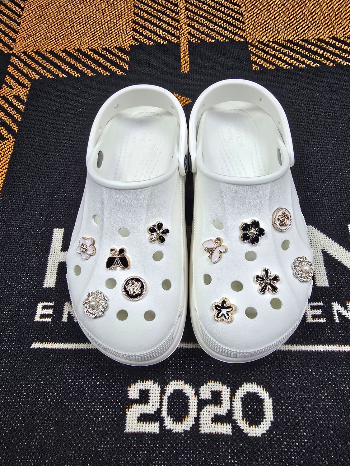 크록스 화이트 지비츠 장식 슬리퍼 (1874) 상품이미지1