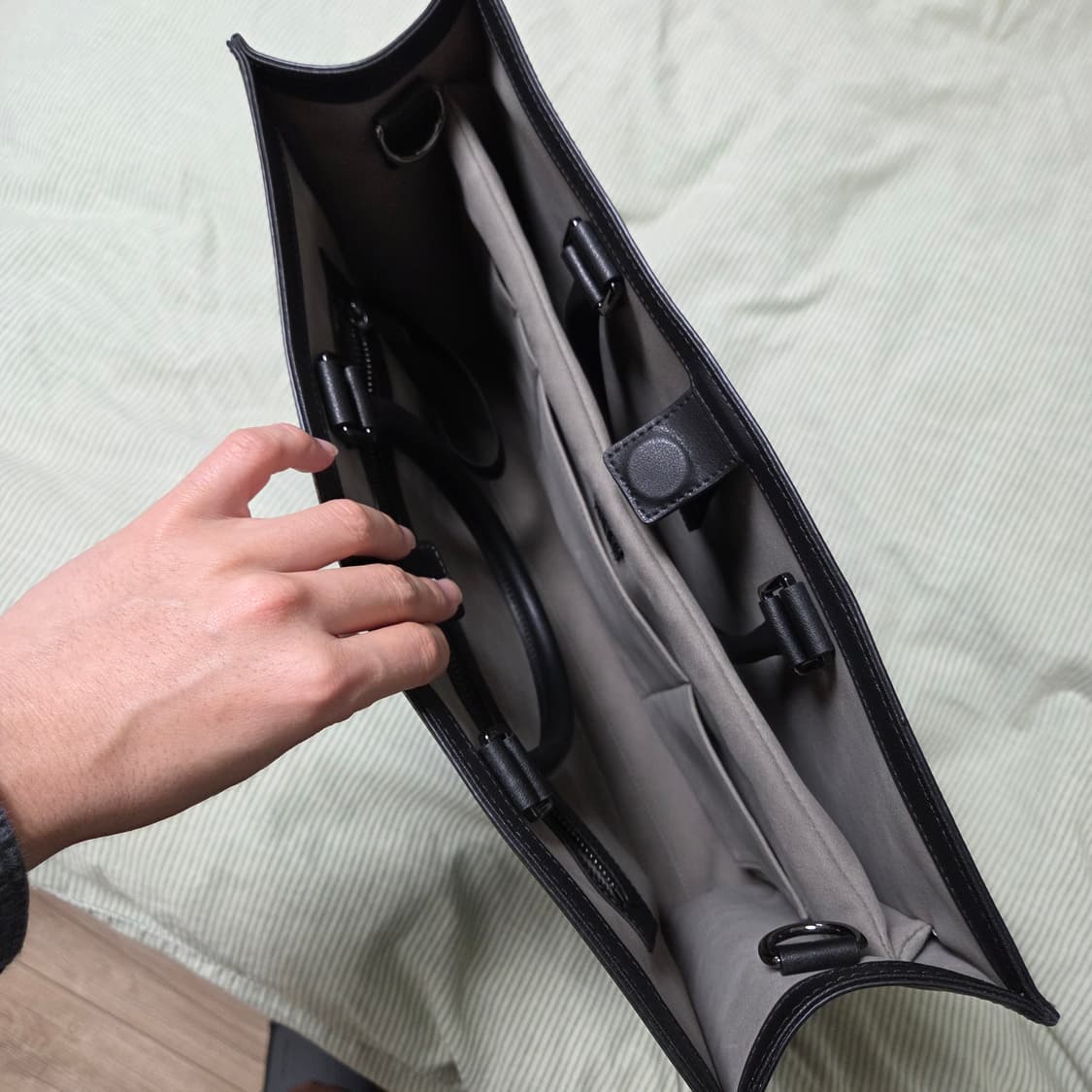 질스튜어트 로건 블랙 레더 심플 토트백 JUBA6E941BK / 숄더백  상품이미지3