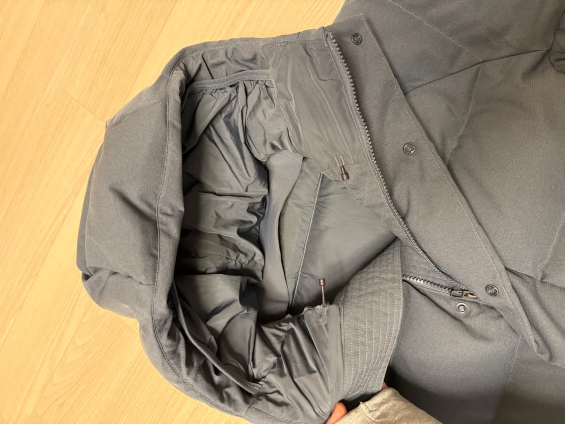 룰루레몬 남성 구스다운 패딩 M사이즈입니다. 색상은 무난한 하늘빛색상 , 상품이미지5