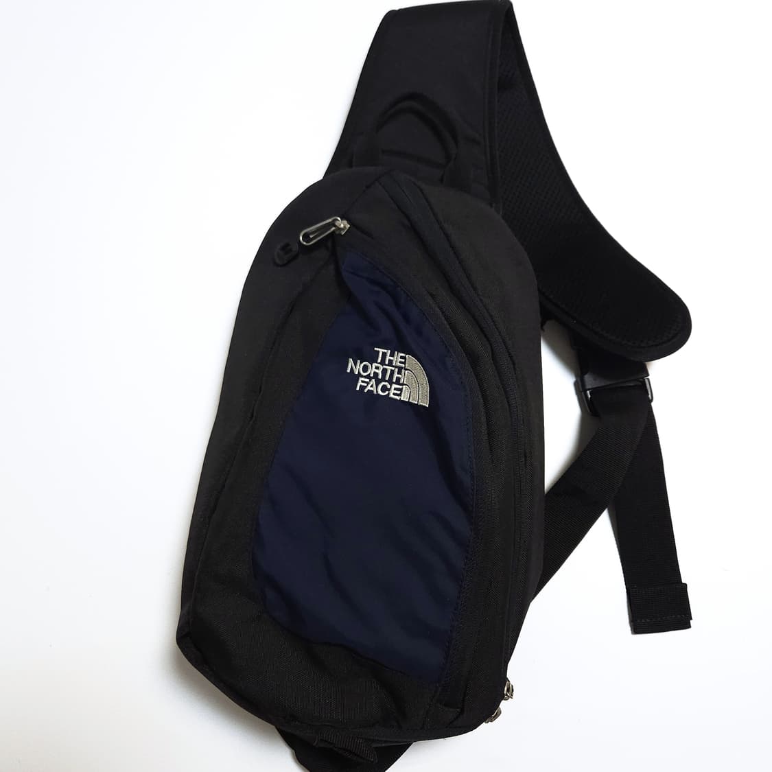 노스페이스 바디 슬링백 크로스백 네이비블랙 상품이미지3