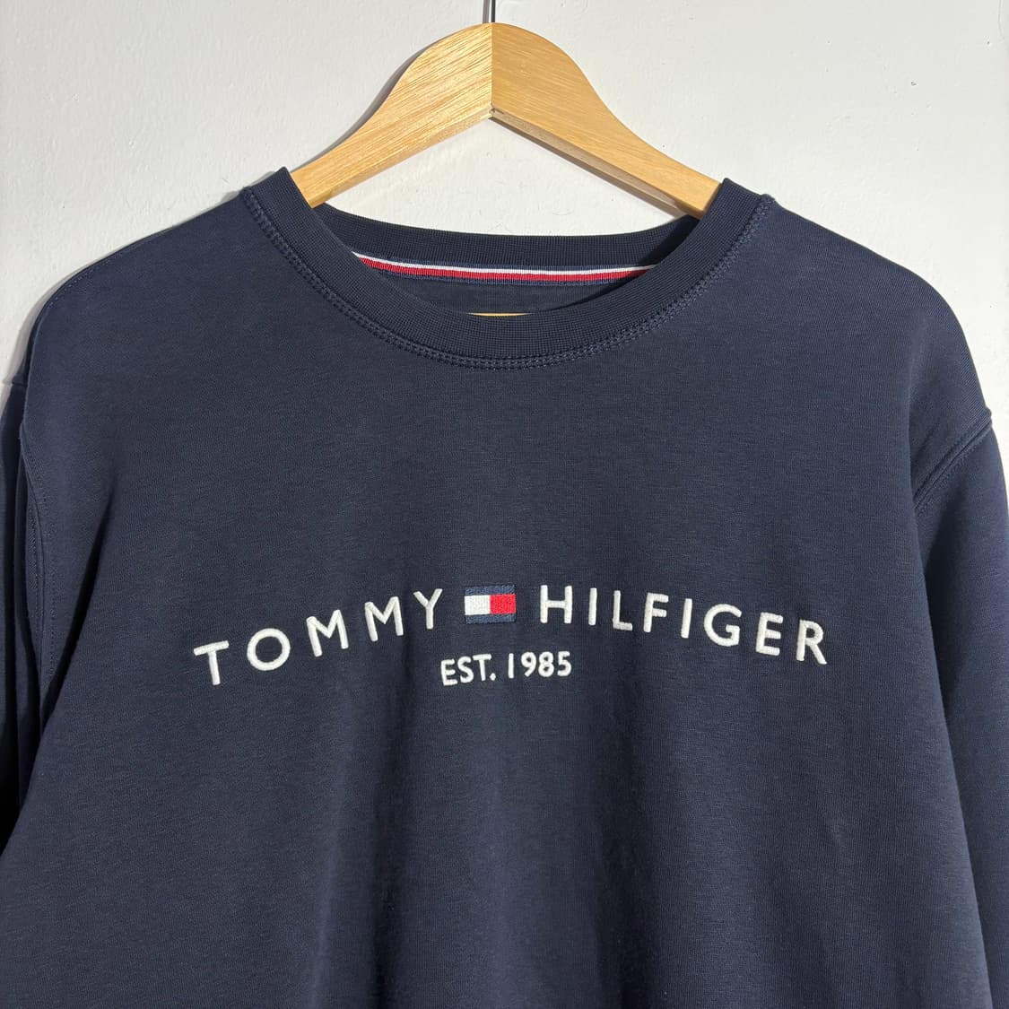 타미힐피거 네이비 로고 맨투맨 (무료배송) 상품이미지3