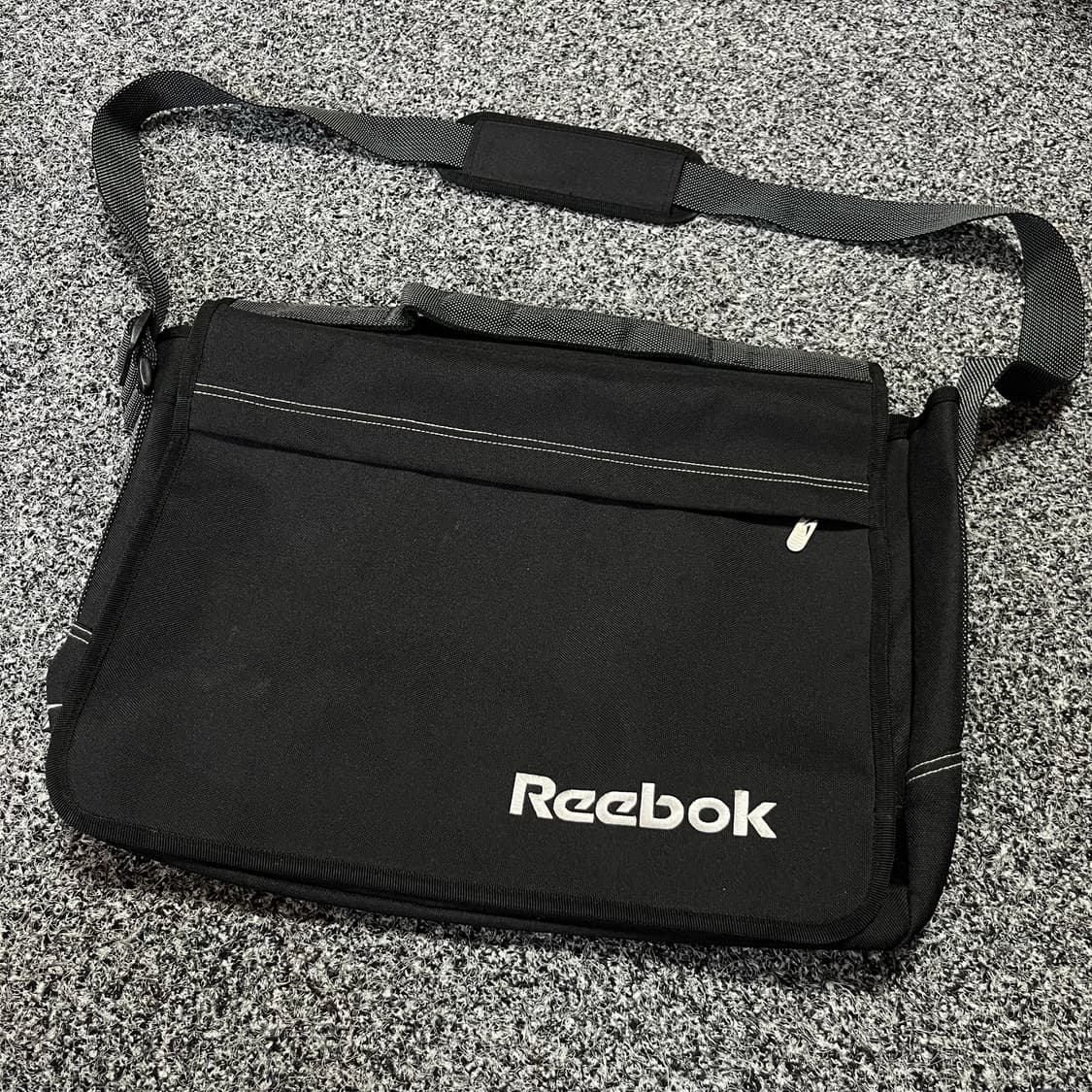 리복 Reebok 블랙 메신저백 크로스백 상품이미지1