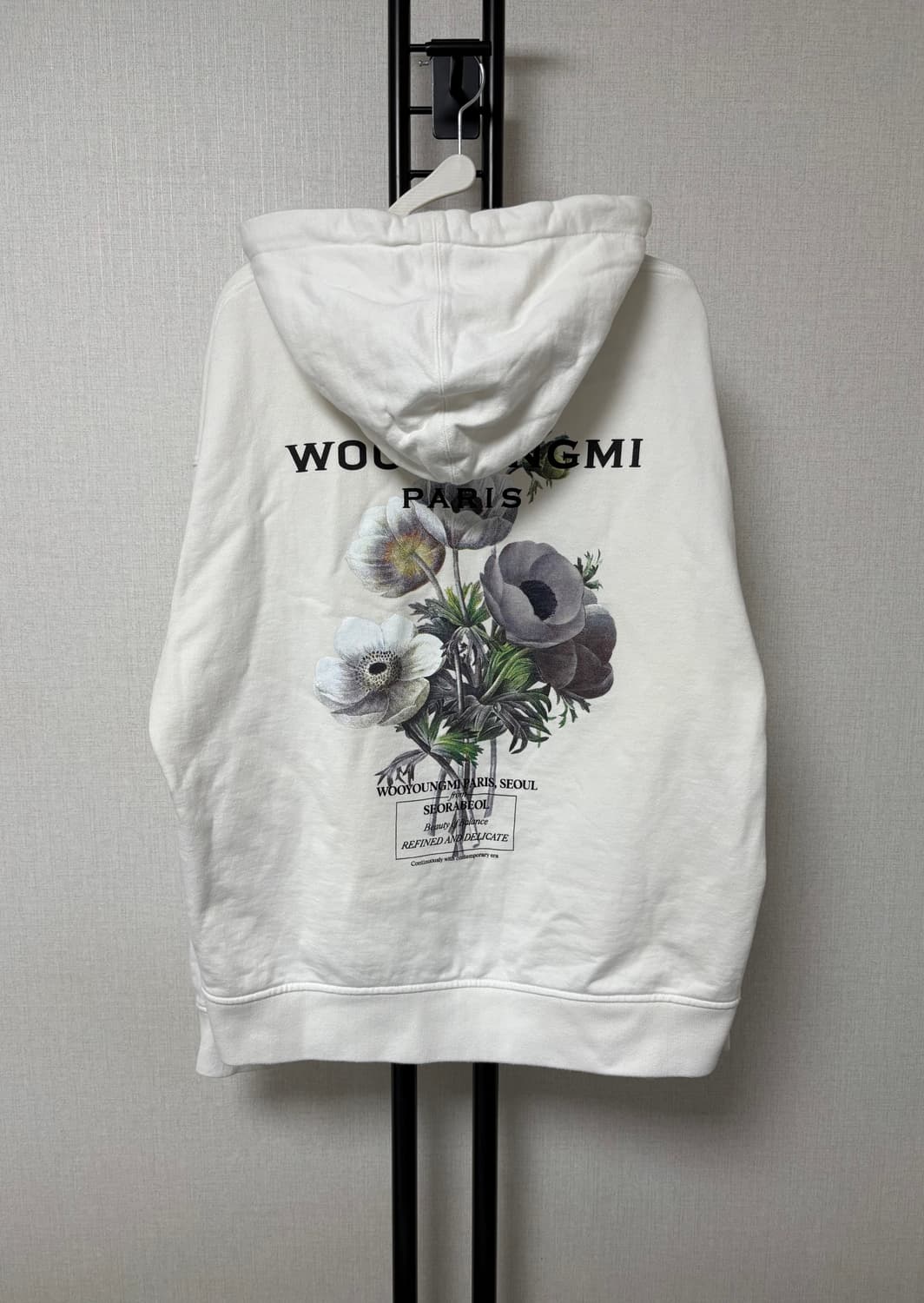 우영미 플라워 백로고 후드티 화이트 상품이미지1