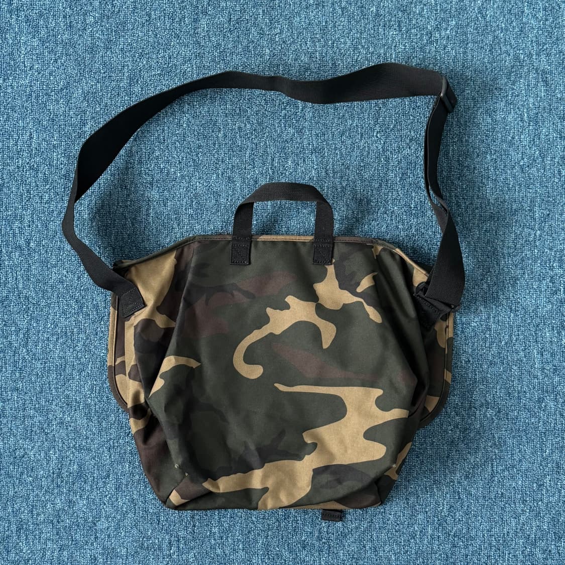 칼하트 카모 크로스백 상품이미지2