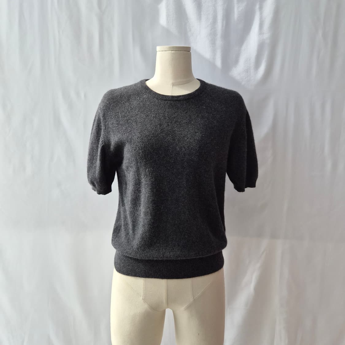 차콜그레이 캐시미어 100 반팔 니트 상품이미지1