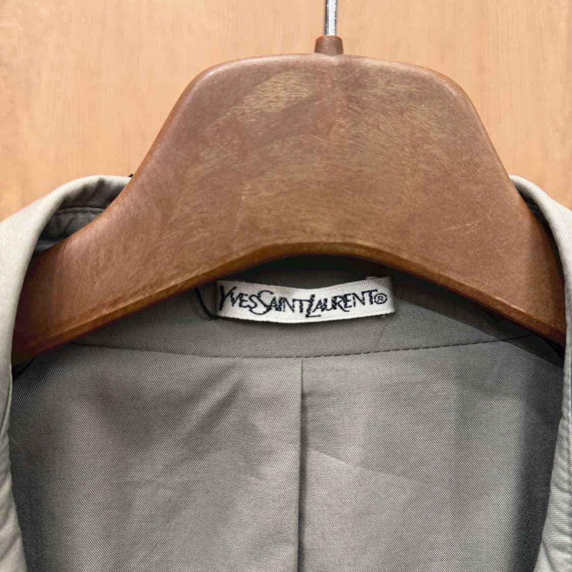 입생로랑 트렌치 코트 히든 버튼업 견장 백 슬릿 디테일 레귤러핏 그레이 상품이미지6