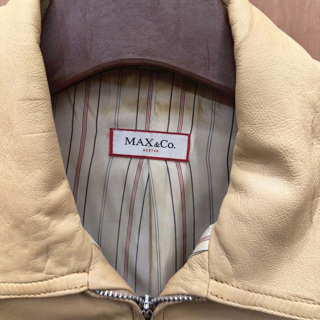 막스앤코 레더 자켓 입체 절개 소매 지퍼 디테일 슬림핏 베이지 상품이미지6