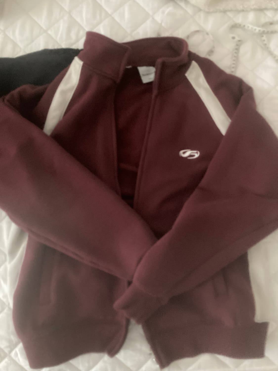 필루미네이트 버건디집업 상품이미지1