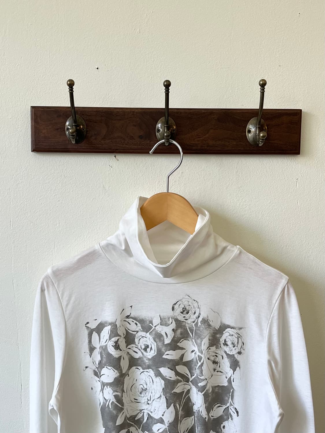 Half 로즈 프린팅 화이트 터틀넥 상품이미지2