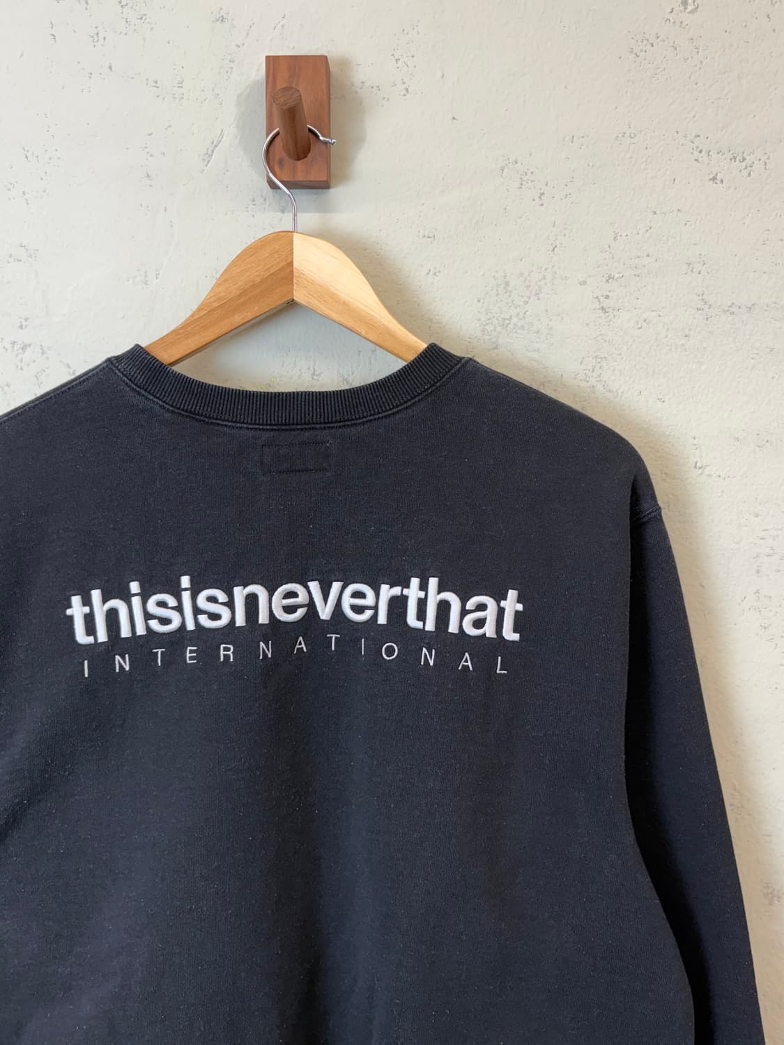 디스이즈네버댓 블랙 스웻셔츠 상품이미지4