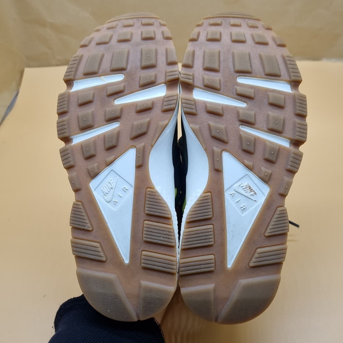 나이키 에어허라취 카키 운동화 실사이즈225. 상품이미지3