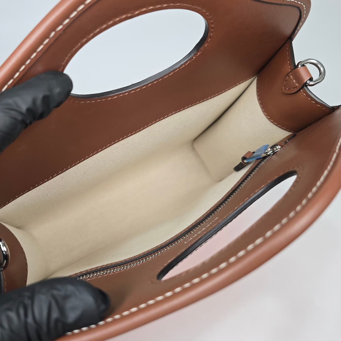 버버리 미니 투톤 포켓 토트백 상품이미지7